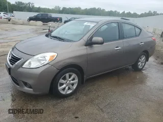2012 Nissan Versa SV z VIN 3N1CN7AP1CL927523, wystawiony jako Copart lot #58196055 z przebiegiem 156 057 mil mil oraz Nie do naprawy • Non repairable. Historia ofert i sprzedaży dostępna na DreamBid. Obrazek 1.