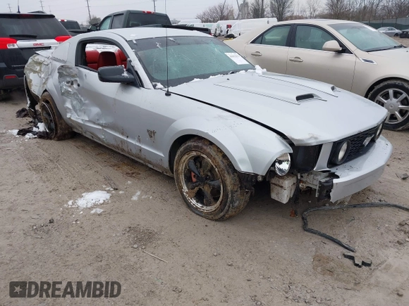 2005 Ford Mustang GT Deluxe z VIN 1ZVHT82H755103659, wystawiony jako IAAI lot #41553019 z przebiegiem 112 531 mil mil oraz . Historia ofert i sprzedaży dostępna na DreamBid. Obrazek 1.