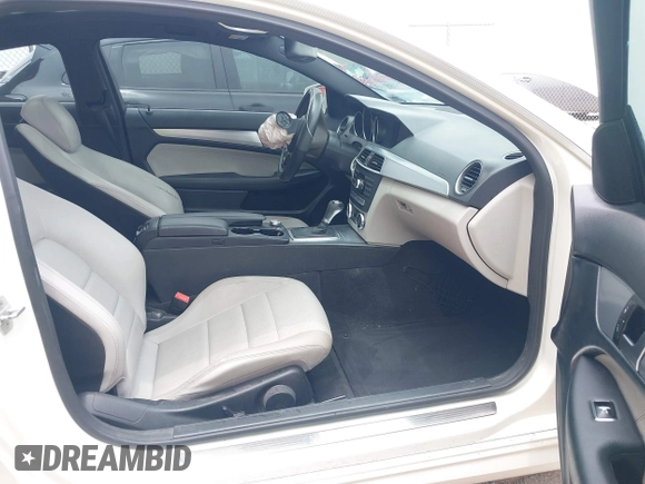 2012 Mercedes-Benz C 250 с VIN WDDGJ4HB0CF848914, выставлен на аукционе IAAI как лот 42360885 с пробегом 171 456 миль миль и . История ставок и продаж доступна на DreamBid. Изображение 5.