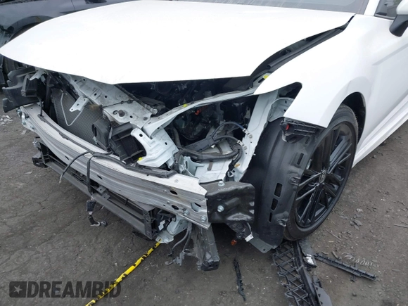 2025 Toyota Camry LE z VIN 4T1DAACK8SU029853, wystawiony jako IAAI lot #41813312 z przebiegiem 25 522 mil mil oraz . Historia ofert i sprzedaży dostępna na DreamBid. Obrazek 6.