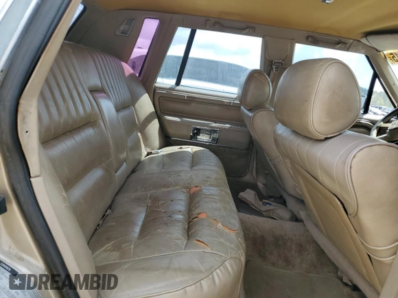 1989 Lincoln Town Car z VIN 1LNBM81F8KY816906, wystawiony jako Copart lot #51316715 z przebiegiem 361 830 mil mil oraz Szkoda całkowita • Salvage title. Historia ofert i sprzedaży dostępna na DreamBid. Obrazek 10.