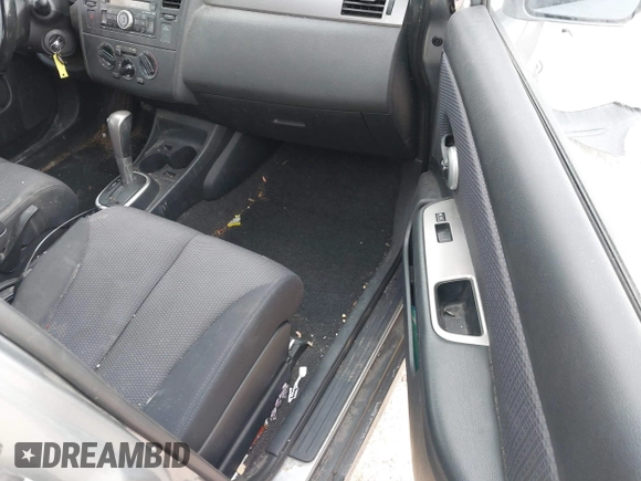 2007 Nissan Versa SL z VIN 3N1BC13E57L379798, wystawiony jako IAAI lot #41458835 z przebiegiem 136 459 mil mil oraz . Historia ofert i sprzedaży dostępna na DreamBid. Obrazek 5.