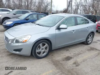 2013 Volvo S60 T5 Premier z VIN YV1612FS3D2193289, wystawiony jako IAAI lot #41534227 z przebiegiem 117 152 mil mil oraz . Historia ofert i sprzedaży dostępna na DreamBid. Obrazek 2.