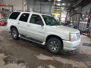 2004 Cadillac Escalade z VIN 1GYEK63N84R115600, wystawiony jako IAAI lot #41633195 z przebiegiem 150 767 mil mil oraz . Historia ofert i sprzedaży dostępna na DreamBid. Obrazek 1.