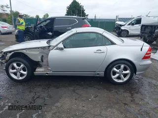 2001 Mercedes-Benz SLK 230/320 z VIN WDBKK65F61F223014, wystawiony jako IAAI lot #42193397 z przebiegiem 291 610 mil mil oraz . Historia ofert i sprzedaży dostępna na DreamBid. Obrazek 15.