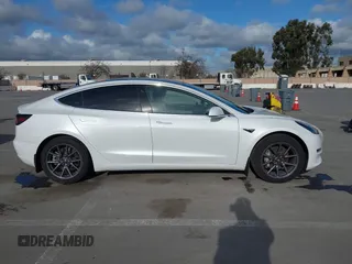 2019 Tesla Model 3 Mid Range z VIN 5YJ3E1EA0KF322776, wystawiony jako IAAI lot #41703368 z przebiegiem 131 264 mil mil oraz . Historia ofert i sprzedaży dostępna na DreamBid. Obrazek 13.