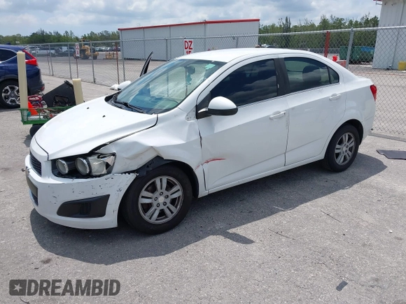 2016 Chevrolet Sonic LT z VIN 1G1JC5SH6G4138083, wystawiony jako IAAI lot #42224466 z przebiegiem 170 619 mil mil oraz . Historia ofert i sprzedaży dostępna na DreamBid. Obrazek 2.