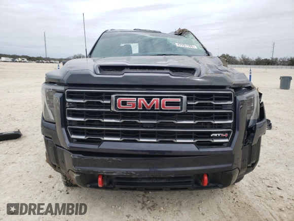 2025 GMC Sierra 2500HD AT4 z VIN 1GT4UPEY4SF204846, wystawiony jako Copart lot #47201165 z przebiegiem 2 557 mil mil oraz Szkoda całkowita • Salvage title. Historia ofert i sprzedaży dostępna na DreamBid. Obrazek 5.