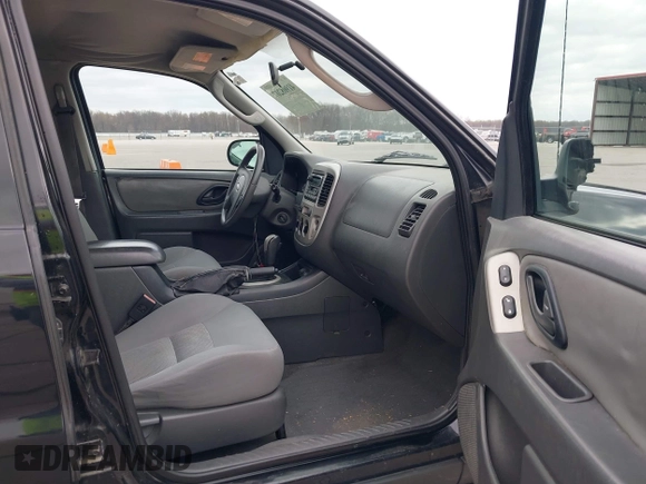 2005 Ford Escape XLT with VIN 1FMCU03135KB37656, listed as a IAAI auction lot 41908207 with 191,899 mi miles. Bid and sale history available at carsss.com. Image 5.