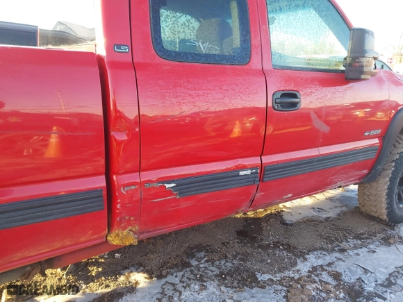 2000 Chevrolet Silverado 1500 LT with VIN 1GCEK19T1YE270422, listed as a IAAI auction lot 41584657 with 155,350 mi miles. Bid and sale history available at carsss.com. Image 6.