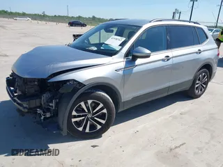 2024 Volkswagen Tiguan S z VIN 3VVRB7AX0RM029581, wystawiony jako IAAI lot #41938762 z przebiegiem 26 129 mil mil oraz . Historia ofert i sprzedaży dostępna na DreamBid. Obrazek 21.
