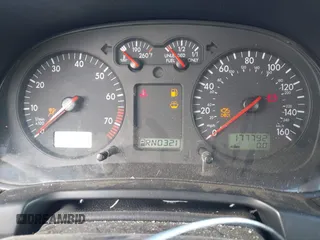 2000 Volkswagen Golf z VIN WVWGC21JXYW338538, wystawiony jako IAAI lot #41816769 z przebiegiem 177 792 mil mil oraz . Historia ofert i sprzedaży dostępna na DreamBid. Obrazek 7.