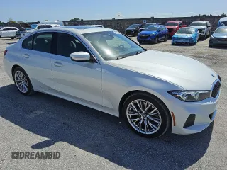 2024 BMW 3 Series 330i z VIN 3MW69FF00R8E77716, wystawiony jako Copart lot #56604565 z przebiegiem 21 632 mil mil oraz Czysty tytuł • Clean title. Historia ofert i sprzedaży dostępna na DreamBid. Obrazek 4.