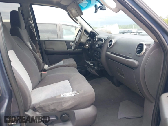 2003 Ford Expedition Special Service with VIN 1FMPU15L13LB57143, listed as a IAAI auction lot 42031718 with 516,600 mi miles. Bid and sale history available at carsss.com. Image 5.