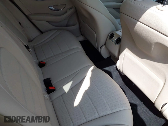 2019 Mercedes-Benz GLC 300 z VIN WDC0G4KB5KF626915, wystawiony jako IAAI lot #42100847 z przebiegiem 22 440 mil mil oraz . Historia ofert i sprzedaży dostępna na DreamBid. Obrazek 8.