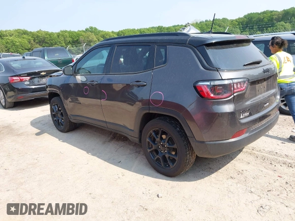 2023 Jeep Compass Latitude z VIN 3C4NJDBNXPT520349, wystawiony jako IAAI lot #42393852 z przebiegiem 45 340 mil mil oraz . Historia ofert i sprzedaży dostępna na DreamBid. Obrazek 3.