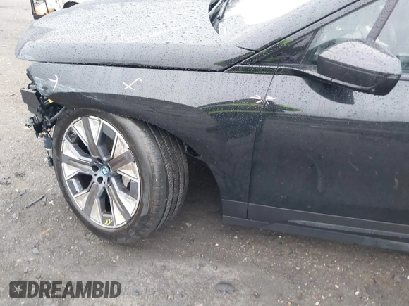 2024 BMW iX xDrive50 z VIN WB523CF00RCN76736, wystawiony jako IAAI lot #41162938 z przebiegiem 21 575 mil mil oraz . Historia ofert i sprzedaży dostępna na DreamBid. Obrazek 6.