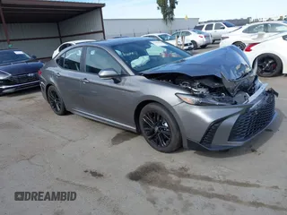 2025 Toyota Camry LE z VIN 4T1DAACK4SU530562, wystawiony jako IAAI lot #41399430 z przebiegiem 2 177 mil mil oraz . Historia ofert i sprzedaży dostępna na DreamBid. Obrazek 1.