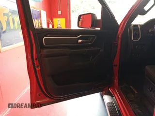 2023 Ram 1500 Big Horn z VIN 1C6RRFFG9PN561001, wystawiony jako IAAI lot #42575762 z przebiegiem 42 164 mil mil oraz . Historia ofert i sprzedaży dostępna na DreamBid. Obrazek 28.