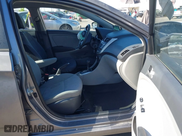 2013 Hyundai Accent GLS z VIN KMHCT4AE1DU542207, wystawiony jako IAAI lot #42174737 z przebiegiem 143 757 mil mil oraz . Historia ofert i sprzedaży dostępna na DreamBid. Obrazek 5.