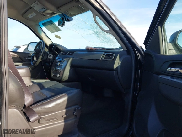 2011 Chevrolet Avalanche LT with VIN 3GNMCFE03BG351852, listed as a IAAI auction lot 42083263 with 92,292 mi miles. Bid and sale history available at carsss.com. Image 5.