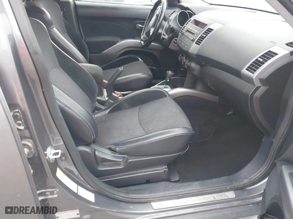 2011 Mitsubishi Outlander SE with VIN JA4AS3AW4BU023760, listed as a IAAI auction lot 42116273 with 147,731 mi miles. Bid and sale history available at carsss.com. Image 5.