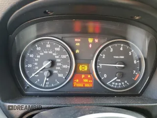2009 BMW 3 Series 328i z VIN WBAPH77559NM47762, wystawiony jako Copart lot #85077774 z przebiegiem 215 502 mil mil oraz Szkoda całkowita • Salvage title. Historia ofert i sprzedaży dostępna na DreamBid. Obrazek 9.