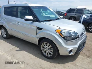 2013 Kia Soul + z VIN KNDJT2A68D7574501, wystawiony jako IAAI lot #42115749 z przebiegiem 52 482 mil mil oraz . Historia ofert i sprzedaży dostępna na DreamBid. Obrazek 1.