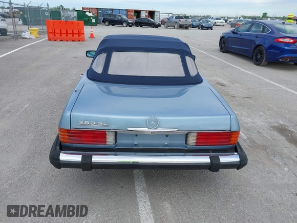 1985 Mercedes-Benz 380 z VIN WDBBA45C7FA020232, wystawiony jako IAAI lot #42206469 z przebiegiem 139 733 mil mil oraz . Historia ofert i sprzedaży dostępna na DreamBid. Obrazek 16.