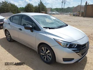 2024 Nissan Versa S z VIN 3N1CN8DV5RL848834, wystawiony jako IAAI lot #42091656 z przebiegiem 7 213 mil mil oraz . Historia ofert i sprzedaży dostępna na DreamBid. Obrazek 1.