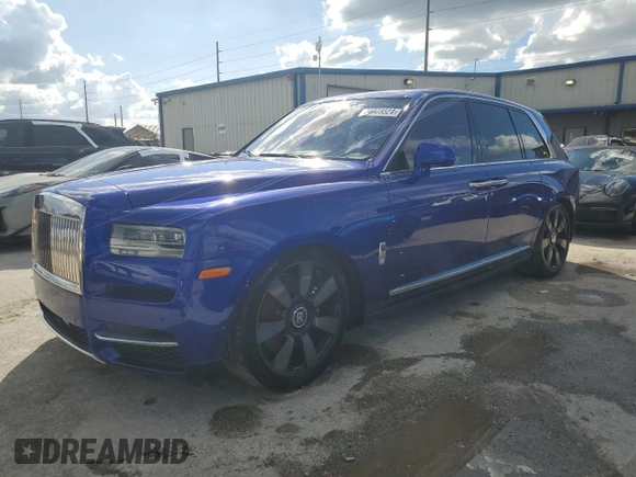 2023 Rolls-Royce Cullinan z VIN SLATV4C00PU216605, wystawiony jako Copart lot #74923524 z przebiegiem 13 428 mil mil oraz Nie do naprawy. Historia ofert i sprzedaży dostępna na DreamBid. Obrazek 1.