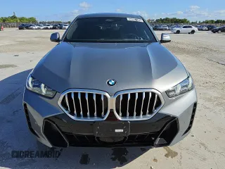 2025 BMW X6 xDrive40i z VIN 5UX33EX02S9W99295, wystawiony jako Copart lot #56997185 z przebiegiem 31 308 mil mil oraz Tytuł czysty. Historia ofert i sprzedaży dostępna na DreamBid. Obrazek 5.