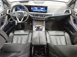 2024 BMW X5 sDrive40i z VIN 5UX13EU07R9U53817, wystawiony jako Copart lot #55535065 z przebiegiem 30 806 mil mil oraz Czysty tytuł • Clean title. Historia ofert i sprzedaży dostępna na DreamBid. Obrazek 8.