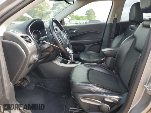 2019 Jeep Compass Altitude z VIN 3C4NJCBBXKT652245, wystawiony jako Copart lot #54715085 z przebiegiem 137 321 mil mil oraz Szkoda całkowita • Salvage title. Historia ofert i sprzedaży dostępna na DreamBid. Obrazek 7.