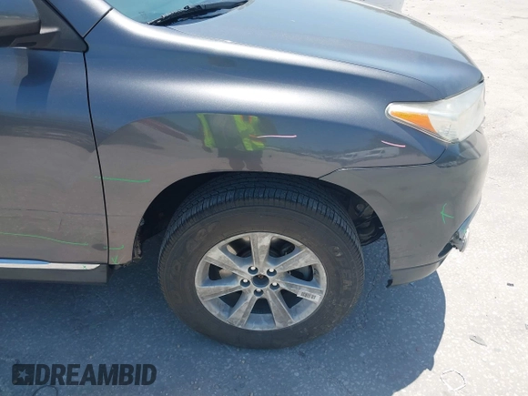 2013 Toyota Highlander z VIN 5TDZK3EH5DS124401, wystawiony jako IAAI lot #42133758 z przebiegiem 131 405 mil mil oraz . Historia ofert i sprzedaży dostępna na DreamBid. Obrazek 6.