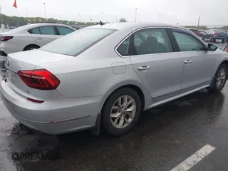 2017 Volkswagen Passat S z VIN 1VWAT7A38HC064419, wystawiony jako IAAI lot #42156027 z przebiegiem 81 062 mil mil oraz . Historia ofert i sprzedaży dostępna na DreamBid. Obrazek 4.