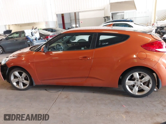 2013 Hyundai Veloster w/Black Int z VIN KMHTC6AD3DU143656, wystawiony jako IAAI lot #42139839 z przebiegiem 121 392 mil mil oraz . Historia ofert i sprzedaży dostępna na DreamBid. Obrazek 14.