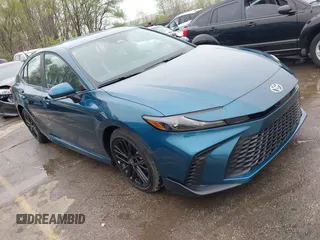 2025 Toyota Camry LE z VIN 4T1DAACK6SU094488, wystawiony jako IAAI lot #41947678 z przebiegiem 5 894 mil mil oraz . Historia ofert i sprzedaży dostępna na DreamBid. Obrazek 1.