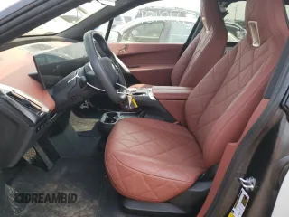 2023 BMW iX xDrive50 z VIN WB523CF03PCL70680, wystawiony jako Copart lot #52704593 z przebiegiem 1621 mil mil oraz . Historia ofert i sprzedaży dostępna na DreamBid. Obrazek 7.