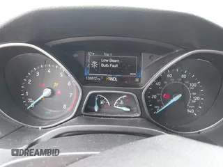 2018 Ford Focus SE z VIN 1FADP3F21JL257262, wystawiony jako IAAI lot #42174952 z przebiegiem 138 872 mil mil oraz . Historia ofert i sprzedaży dostępna na DreamBid. Obrazek 7.