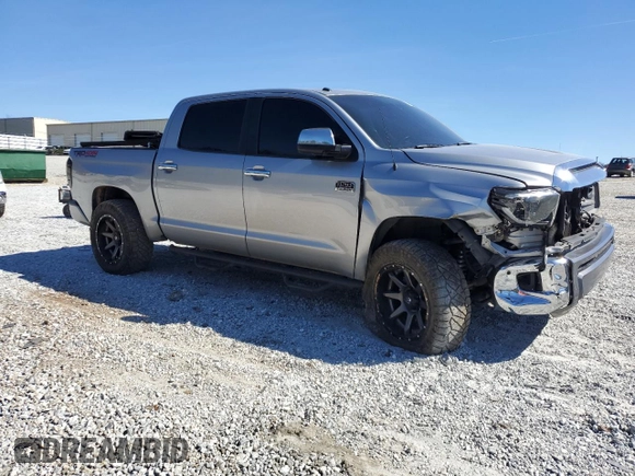 2017 Toyota Tundra Platinum z VIN 5TFAW5F11HX670840, wystawiony jako Copart lot #45972045 z przebiegiem 159 320 mil mil oraz Szkoda całkowita • Salvage title. Historia ofert i sprzedaży dostępna na DreamBid. Obrazek 4.