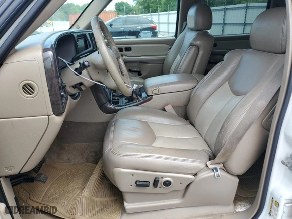 2005 GMC Yukon XL Denali with VIN 1GKFK66U55J152864, listed as a Copart auction lot 50890665 with 374,345 mi miles and Salvage Title. Bid and sale history available at carsss.com. Image 7.