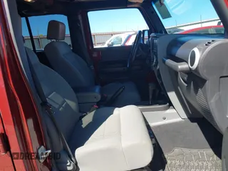 2008 Jeep Wrangler Unlimited Sahara с VIN 1J4GA59118L594851, выставлен на аукционе IAAI как лот 41643490 с пробегом 59 421 миль миль и . История ставок и продаж доступна на DreamBid. Изображение 5.