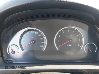 2015 BMW M5 z VIN WBSFV9C53FD594181, wystawiony jako IAAI lot #41761355 z przebiegiem Nie podano mil oraz . Historia ofert i sprzedaży dostępna na DreamBid. Obrazek 7.