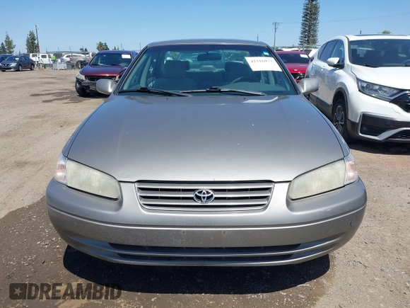 1998 Toyota Camry LE z VIN 4T1BG22K8WU216321, wystawiony jako IAAI lot #42316977 z przebiegiem 227 166 mil mil oraz . Historia ofert i sprzedaży dostępna na DreamBid. Obrazek 13.