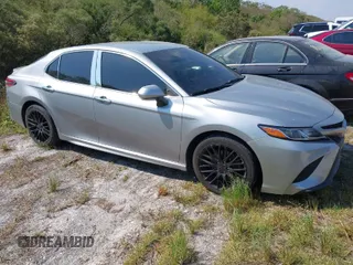 2018 Toyota Camry LE z VIN 4T1B11HK8JU155953, wystawiony jako IAAI lot #40609365 z przebiegiem 53 296 mil mil oraz . Historia ofert i sprzedaży dostępna na DreamBid. Obrazek 1.