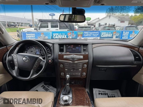 2017 Nissan Armada SV z VIN JN8AY2NC7H95049XX, wystawiony jako Copart lot #61907525 z przebiegiem 131 364 mil mil oraz Czysty tytuł • Clean title. Historia ofert i sprzedaży dostępna na DreamBid. Obrazek 9.