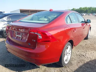 2015 Volvo S60 T5 Drive-E Premier z VIN YV140MFK7F1349445, wystawiony jako IAAI lot #42138682 z przebiegiem 104 111 mil mil oraz . Historia ofert i sprzedaży dostępna na DreamBid. Obrazek 4.