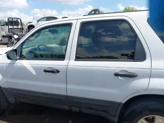 2005 Ford Escape XLT with VIN 1FMYU93125DA22612, listed as a IAAI auction lot 41971728 with 192,461 mi miles. Bid and sale history available at carsss.com. Image 14.