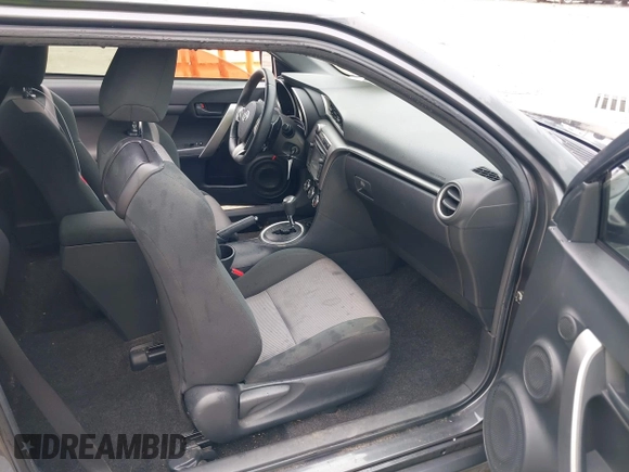 2015 Scion tC z VIN JTKJF5C75F3089895, wystawiony jako IAAI lot #42226465 z przebiegiem 106 694 mil mil oraz . Historia ofert i sprzedaży dostępna na DreamBid. Obrazek 5.